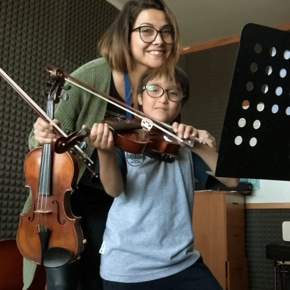 tamara obando junto a alumno