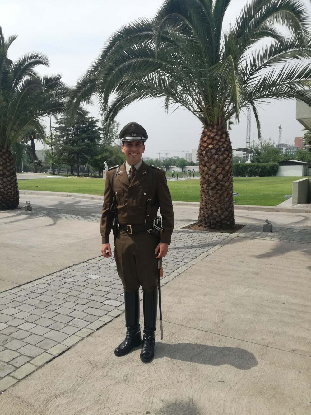 Conoce la historia de Felipe Vera Carimán, Oficial de Carabineros, quien, a pesar de las dificultades, estudioa psicologia advance en la uss